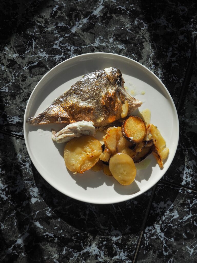 Lubina al horno con patatas panadera - Soulinthekitchen